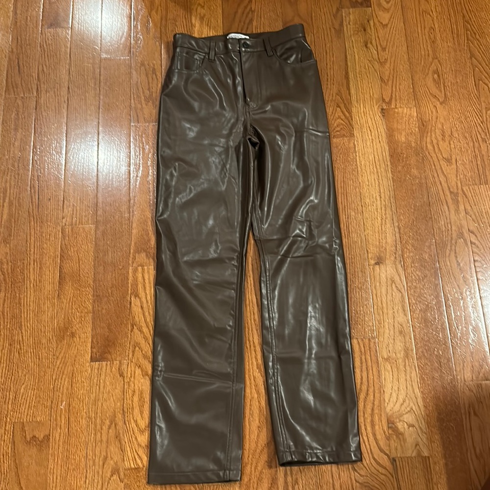 NWOT Abercrombie 90’s high rise  - “leather”- 8L